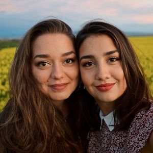 Meet your Poshers, Amy & Hannah